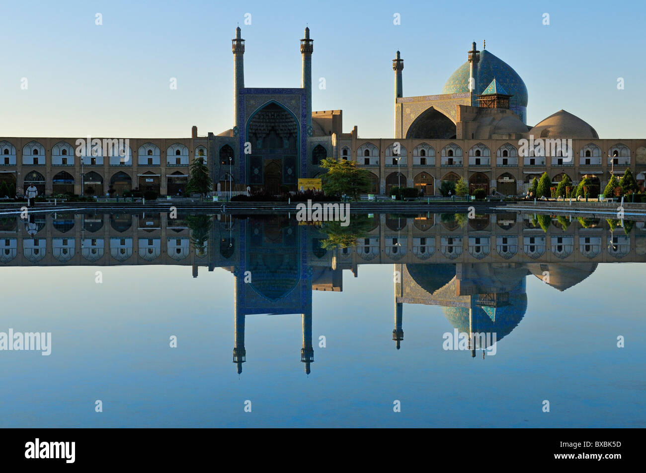 La riflessione del Shah o Imam moschea Emam a Meidan-e Emam, Naqsh-e JAHAN, Imam Square, Sito Patrimonio Mondiale dell'UNESCO, Esfahan Foto Stock