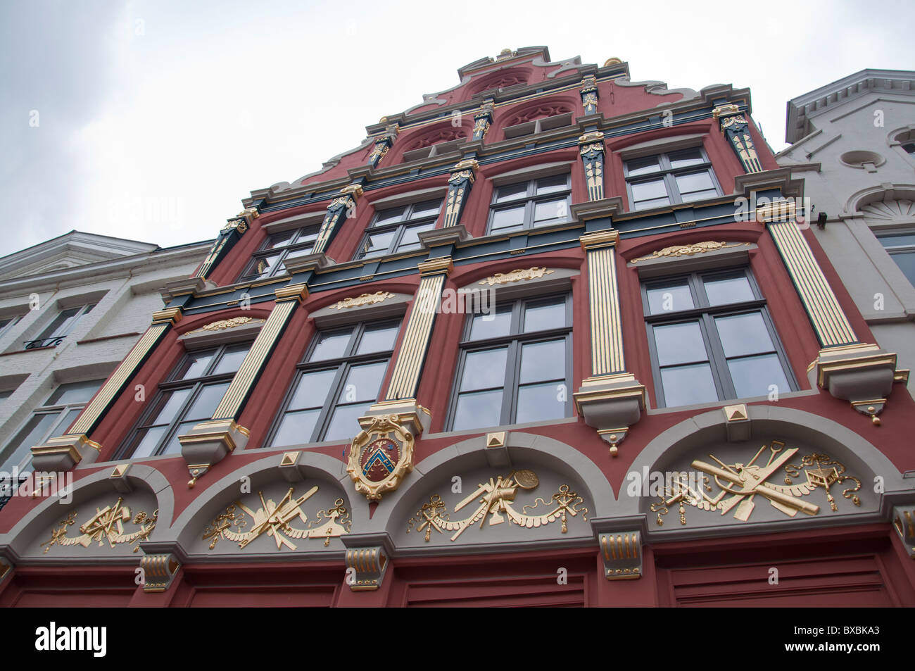 Uno dei molti decorata graziosamente edifici di Bruges, Belgio. Foto Stock