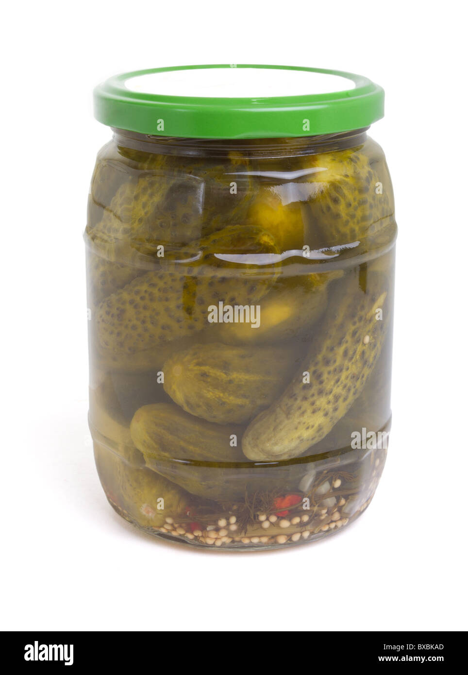 Vasetto di cetriolini o dill pickle isolato su bianco. Foto Stock