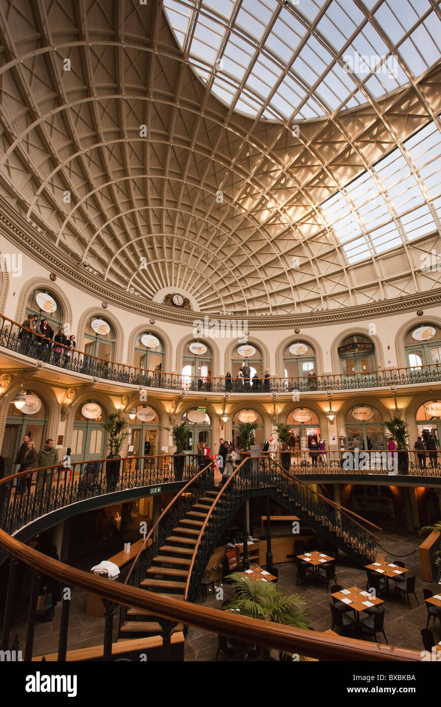 Regno Unito, Inghilterra, nello Yorkshire, Leeds, Corn Exchange shopping center interno Foto Stock