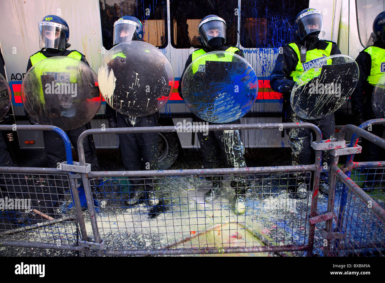 La polizia antisommossa opener con vernice gettato dai manifestanti durante le tasse di iscrizione dimostrazione in piazza del Parlamento Foto Stock