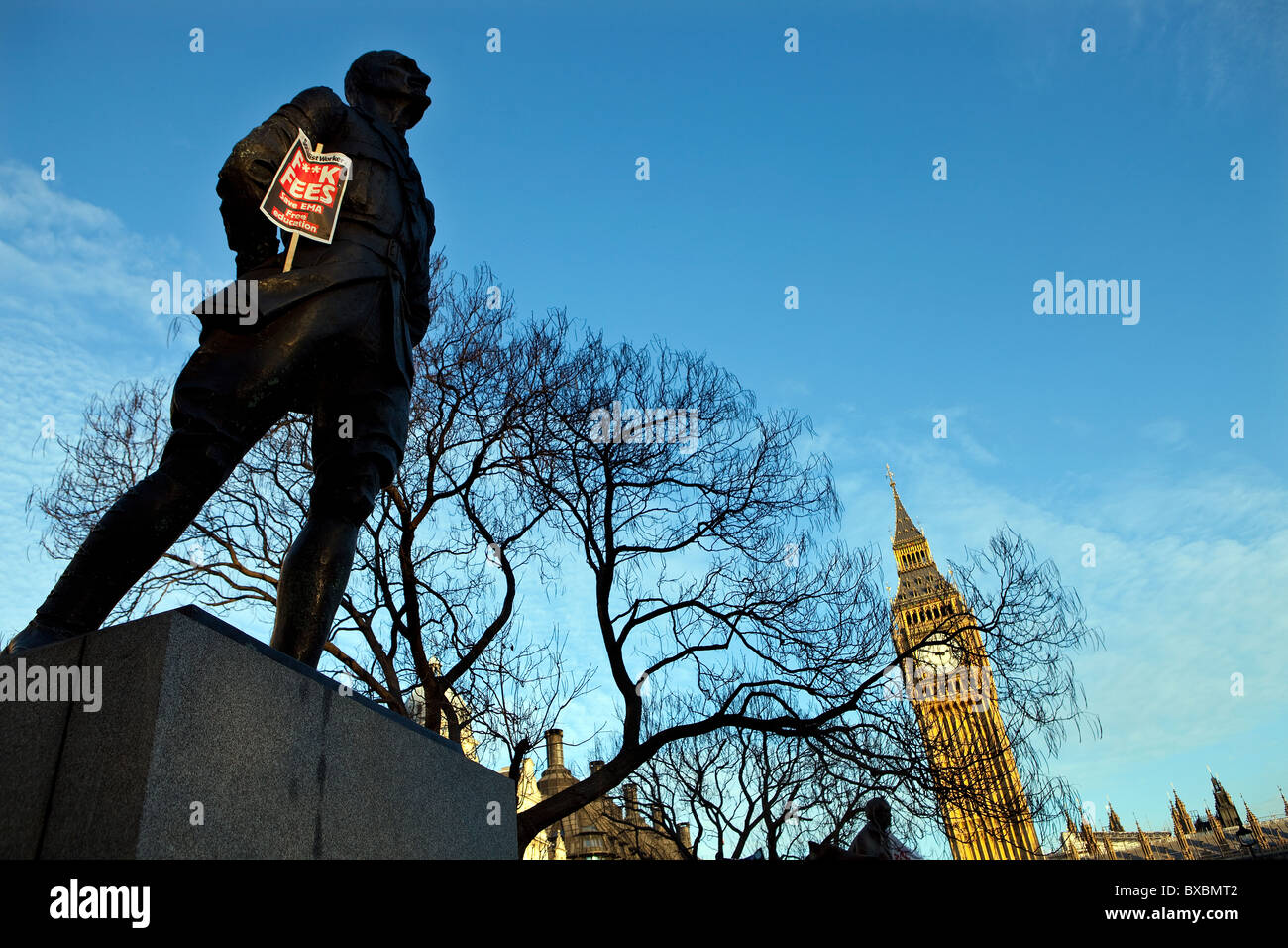 Lavoratore socialista la tassa di iscrizione di protesta sulla targhetta con la statua di Jan Christiaan granello di fuliggine in piazza del Parlamento, Londra Foto Stock