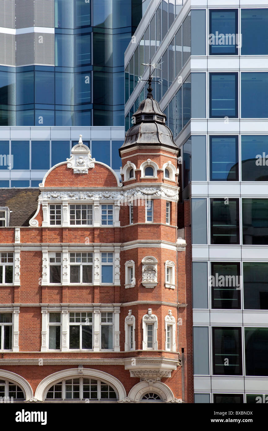 In stile vittoriano in mattoni e architettura moderna a Londra, Inghilterra, Regno Unito, Europa Foto Stock