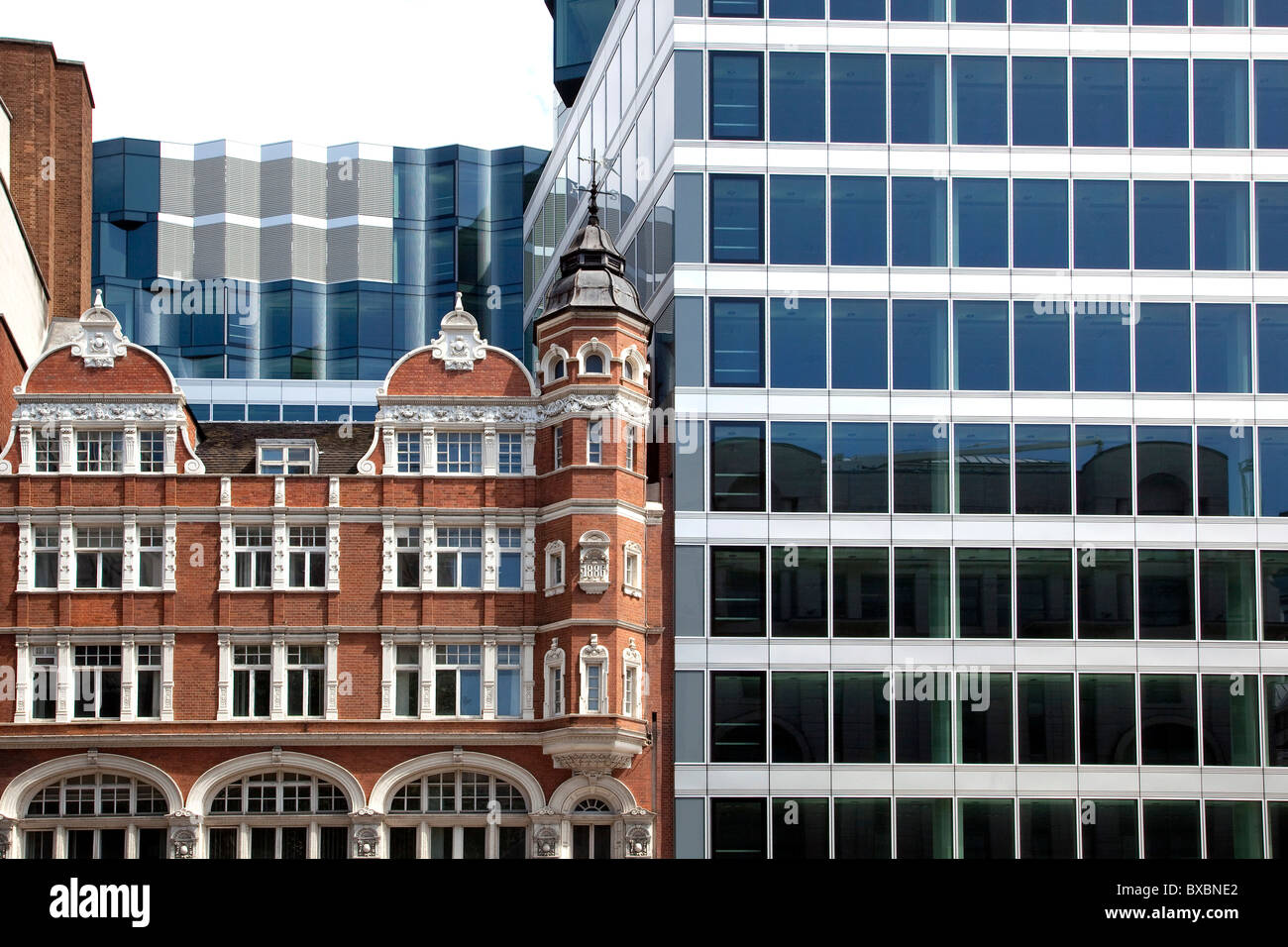 In stile vittoriano in mattoni e architettura moderna a Londra, Inghilterra, Regno Unito, Europa Foto Stock