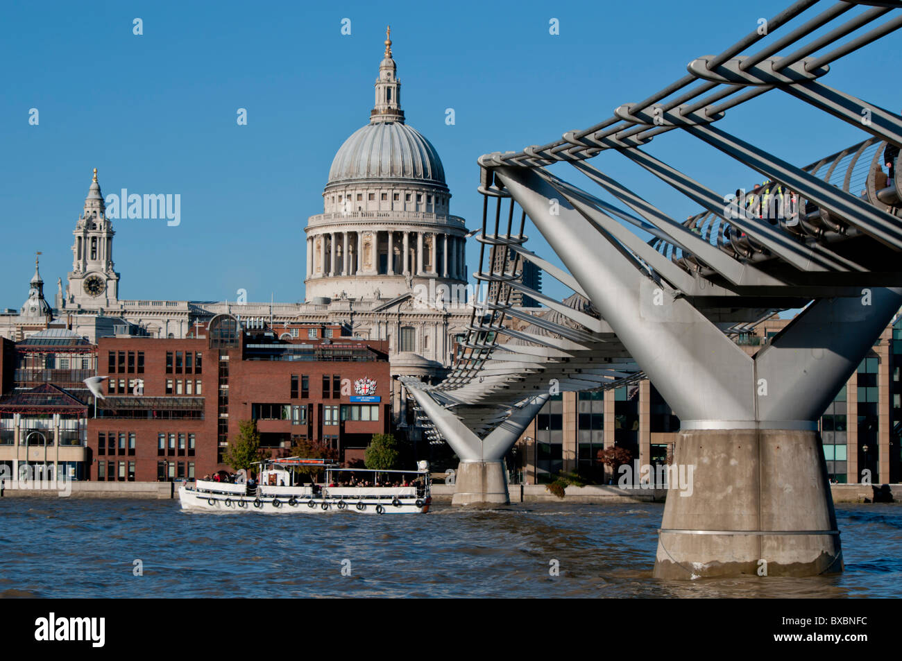 Europa, Regno Unito, Inghilterra, Londra, la cattedrale di St Paul e millenium footbridge Foto Stock