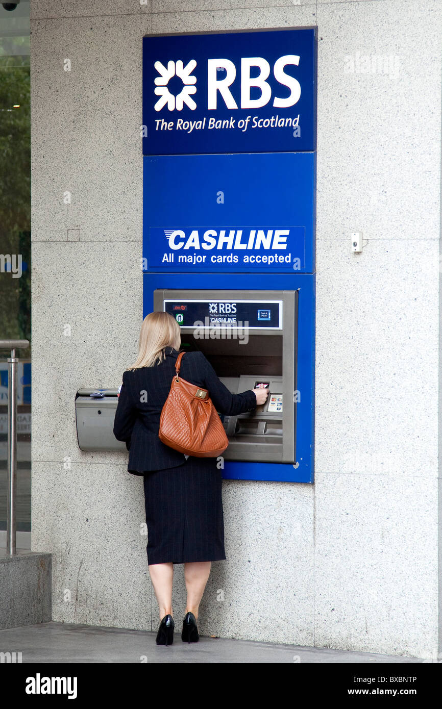 Donna al bancomat della Royal Bank of Scotland, RBS, in London, England, Regno Unito, Europa Foto Stock