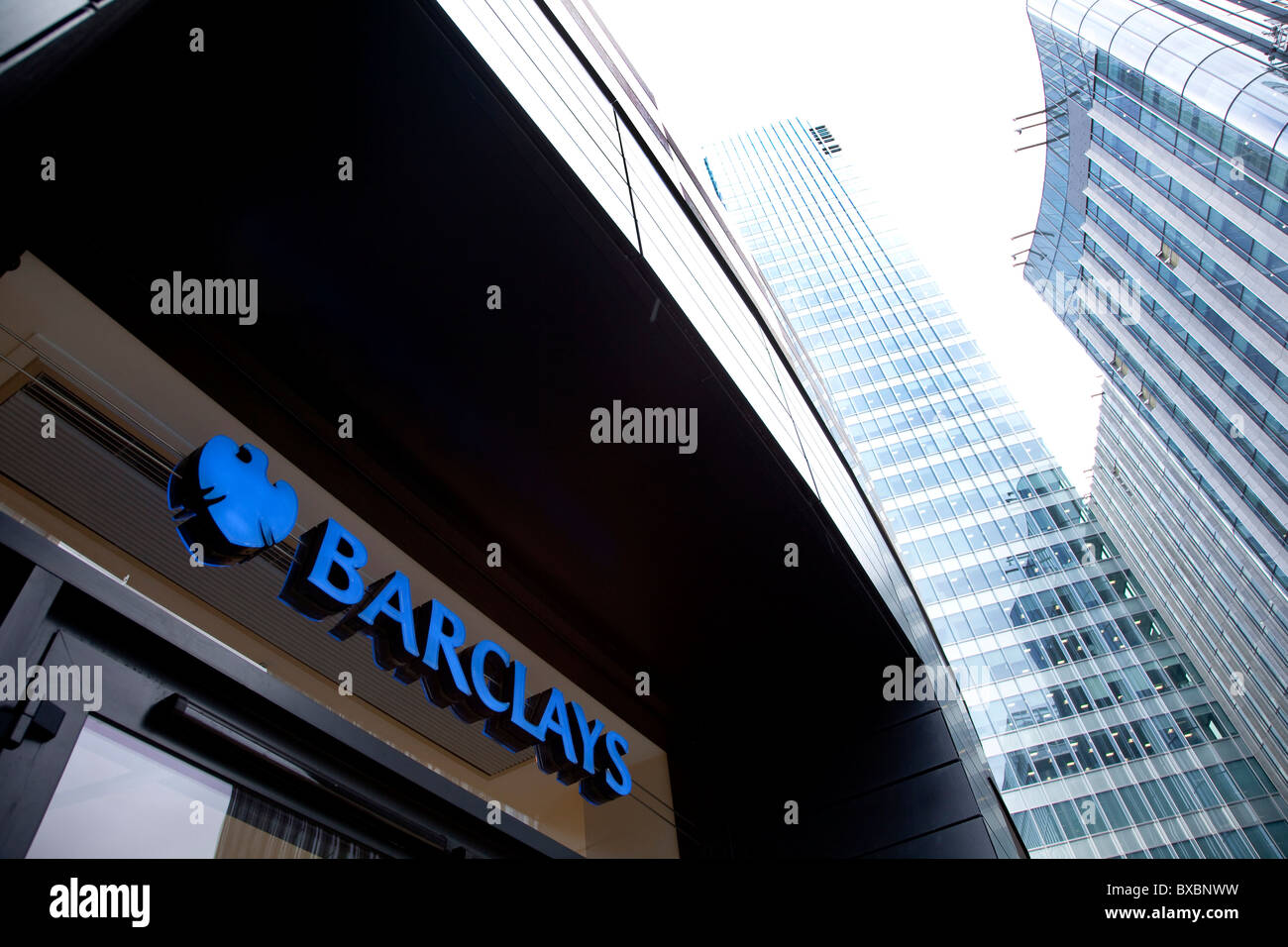 Logo sulla sede della Barclays Bank in Canary Wharf a Londra, Inghilterra, Regno Unito, Europa Foto Stock