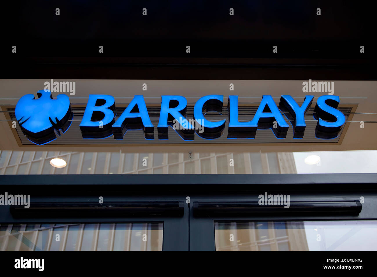 Logo sulla sede della Barclays Bank in Canary Wharf a Londra, Inghilterra, Regno Unito, Europa Foto Stock