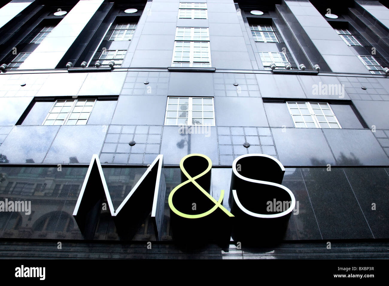 Logo in un negozio del business al dettaglio Marks & Spencer su Oxford Street a Londra, Inghilterra, Regno Unito, Europa Foto Stock