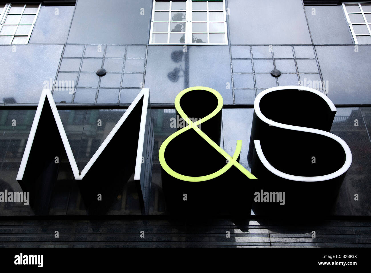Logo in un negozio del business al dettaglio Marks & Spencer su Oxford Street a Londra, Inghilterra, Regno Unito, Europa Foto Stock