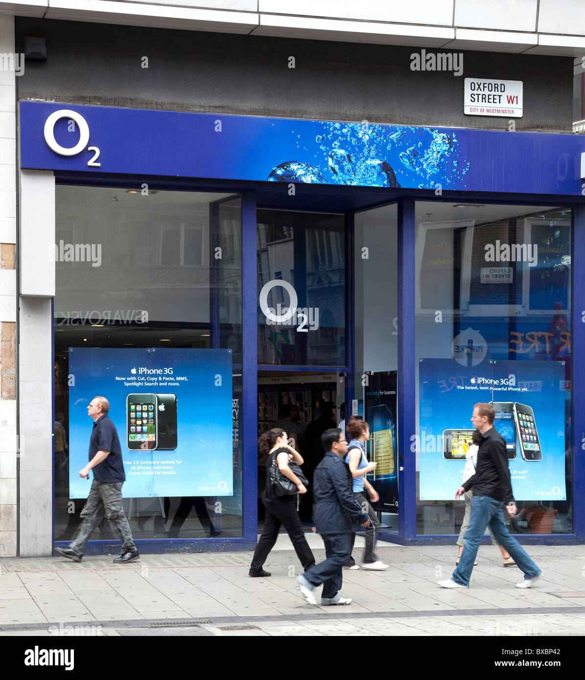 Store della società di telecomunicazioni O2 su Oxford Street a Londra, Inghilterra, Regno Unito, Europa Foto Stock