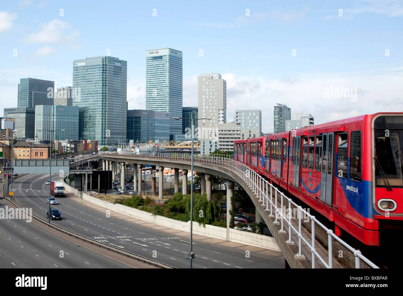 Il quartiere finanziario di Canary Wharf, treno per pendolari DLR e l'autostrada a Londra, Inghilterra, Regno Unito, Europa Foto Stock