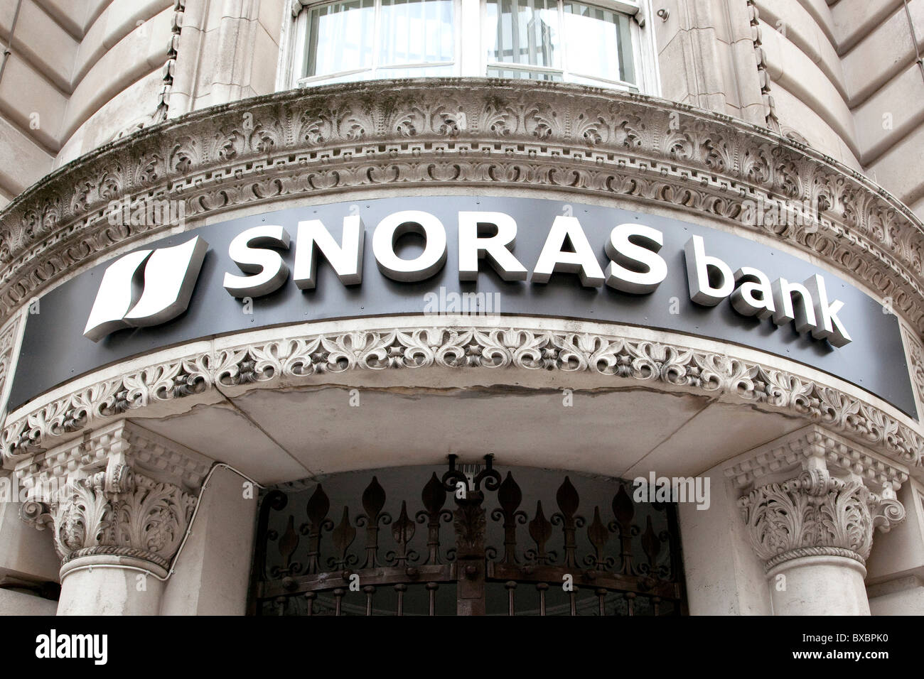 Il logo della banca SNORAS in London, England, Regno Unito, Europa Foto Stock