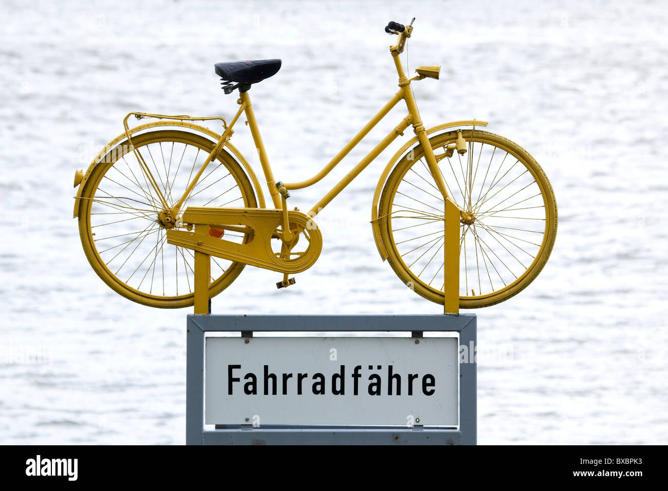 Segno di una bicicletta con il traghetto, attraversando il Reno a Walluf im Rheingau, Hesse, Germania, Europa Foto Stock
