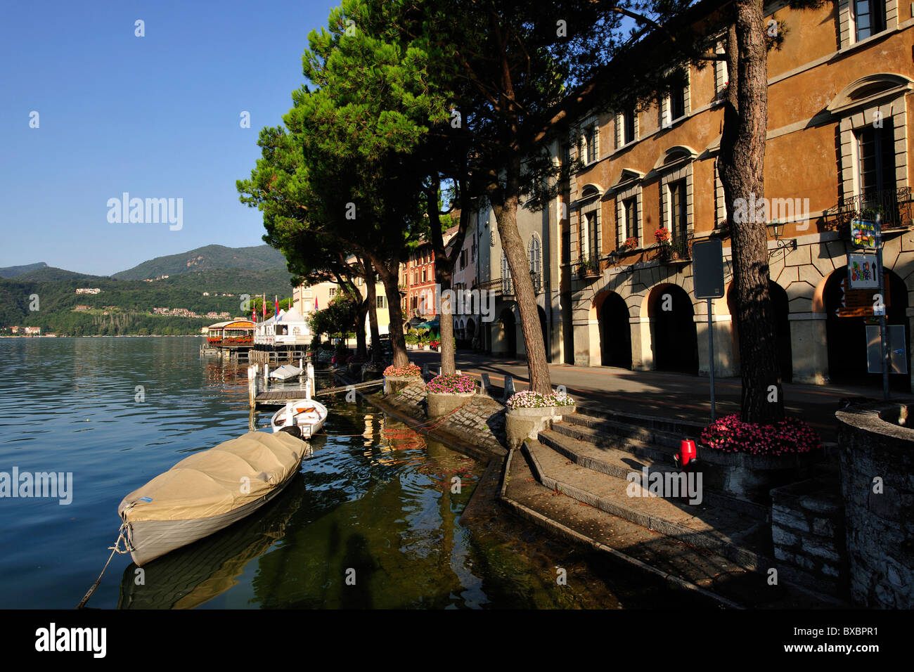 Lungolago di Morcote, Lago di Lugano, Lago di Lugano, Canton Ticino, Svizzera, Europa Foto Stock