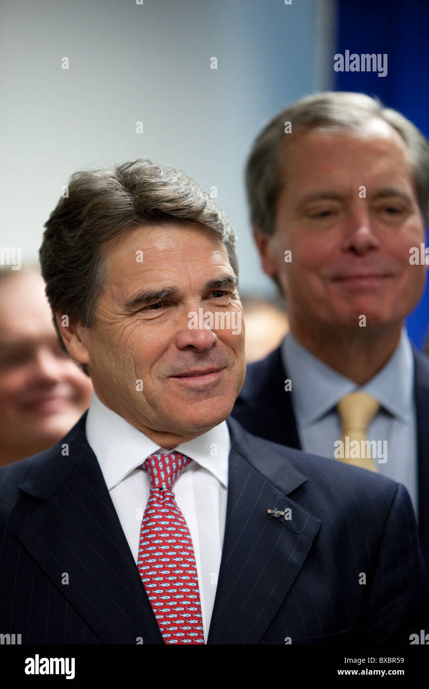 Il repubblicano Texas Governor Rick Perry (l) si erge di fronte Lt. Governatore David DELTA NAT GAS (r) alla conferenza stampa tenutasi a Austin in Texas Foto Stock