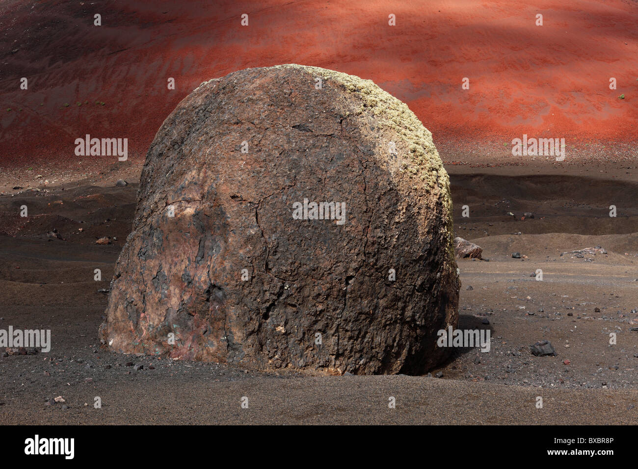 Bombe vulcaniche di fronte Montaña Colorada vulcano, Lanzarote, Isole Canarie, Spagna, Europa Foto Stock