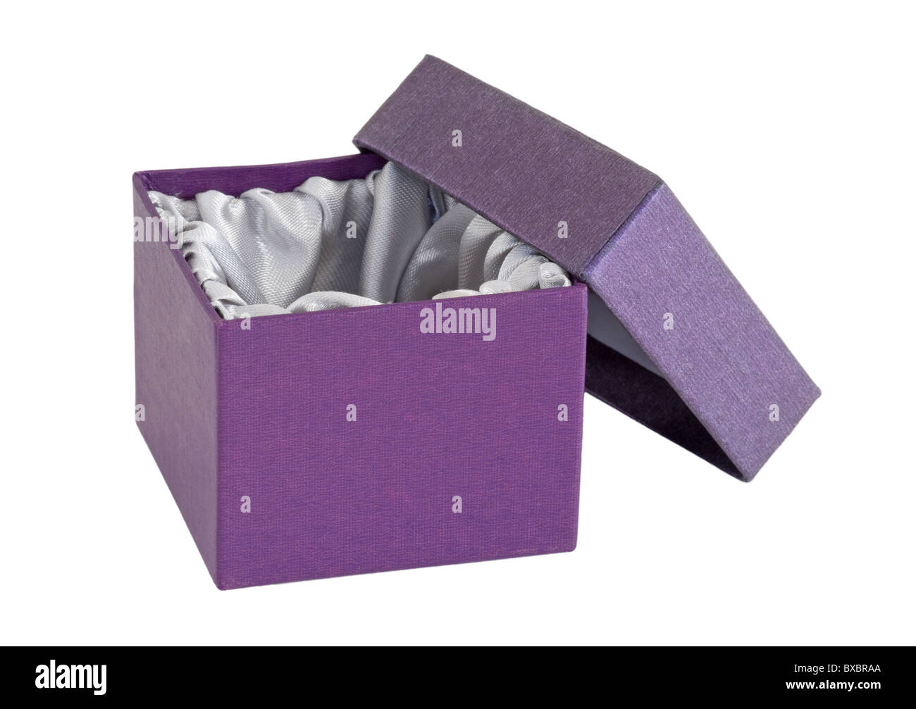 Aprire la piccola scatola viola vuota e il coperchio con il rivestimento in satina isolato. Foto Stock