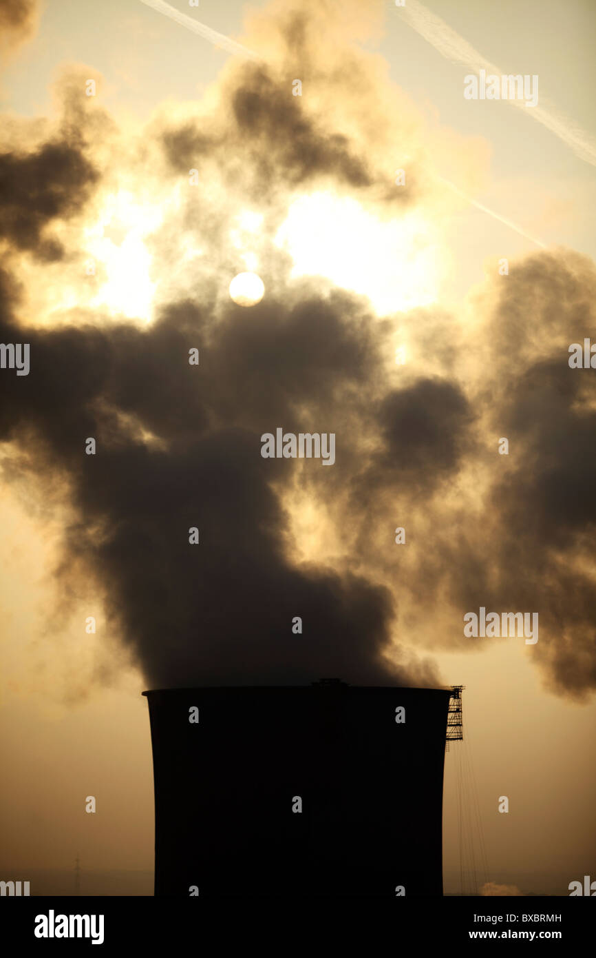 Per la produzione di energia elettrica a carbone Scholven vegetali, di EON industries, torri di raffreddamento, a Gelsenkirchen, Germania. Foto Stock