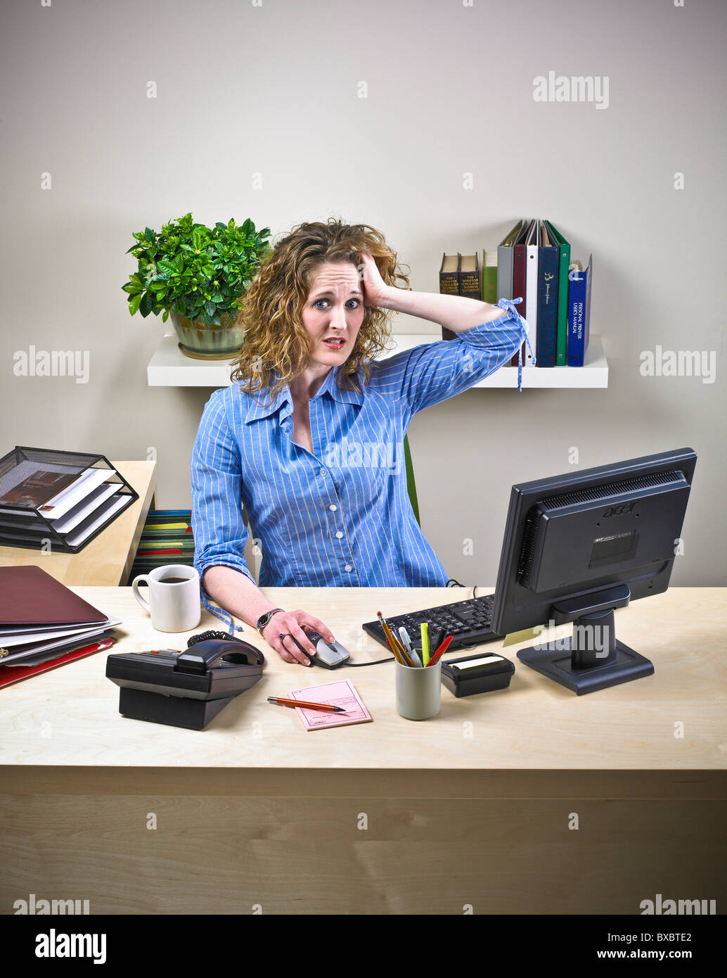 Femmina, segretario esecutivo, lavoratore di ufficio al desk computer situazione stressante. Famiglie disorganizzate. Foto Stock