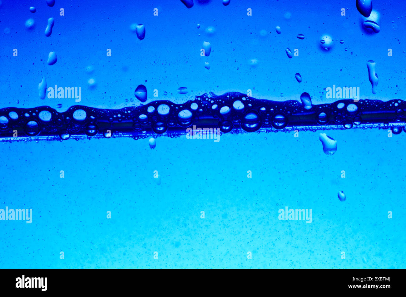 Wet Blu acqua h20 bolle di liquido nello spazio di copia. La natura. Naturale. Eco. La sopravvivenza. Foto Stock