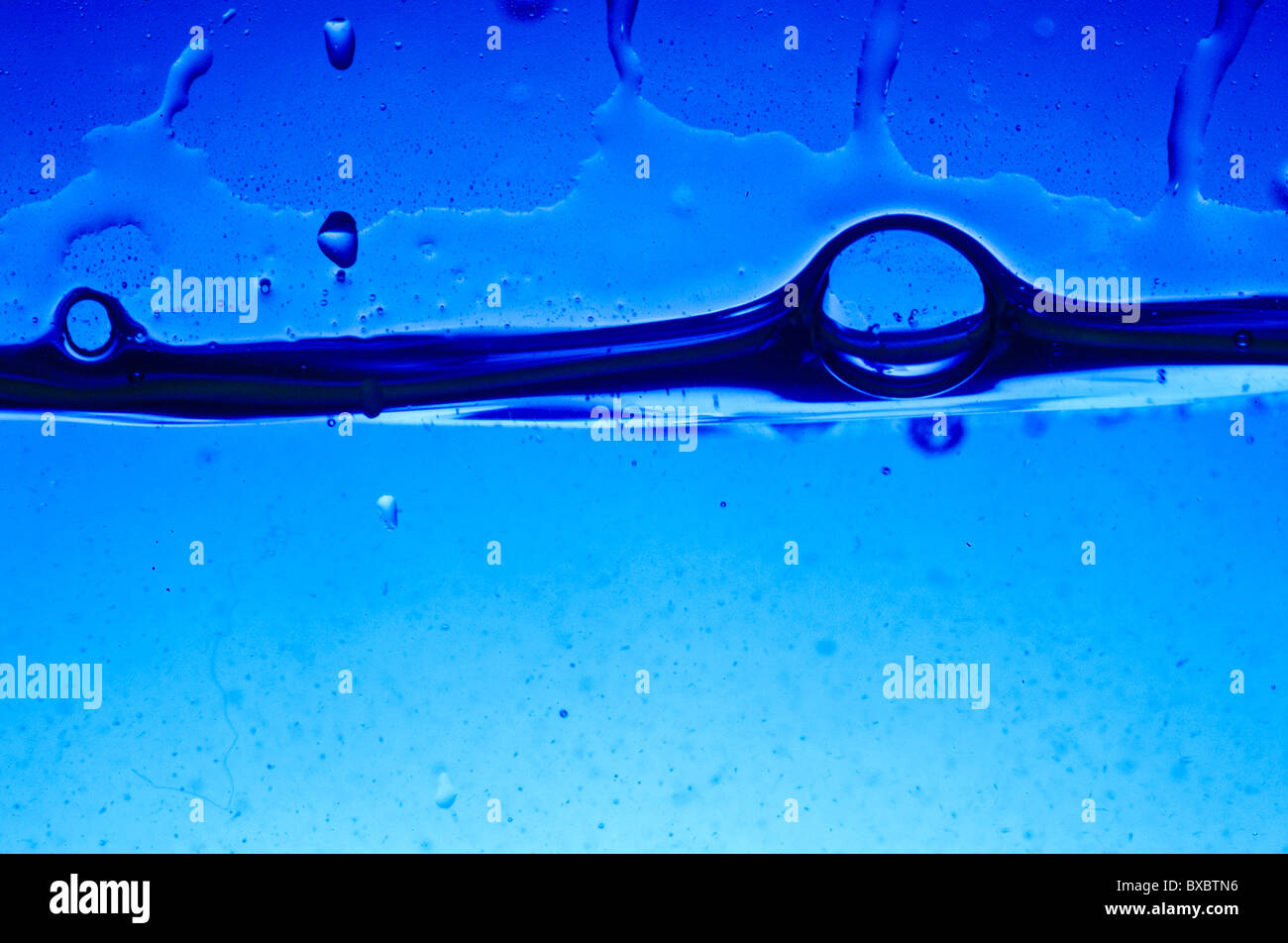 Wet Blu acqua h20 bolle di liquido nello spazio di copia. La natura. Naturale. Eco. La sopravvivenza. Foto Stock