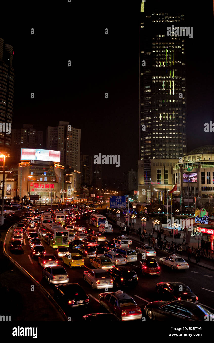 Il traffico su strada Zhaojiabang di notte , Shanghai, Cina Foto Stock