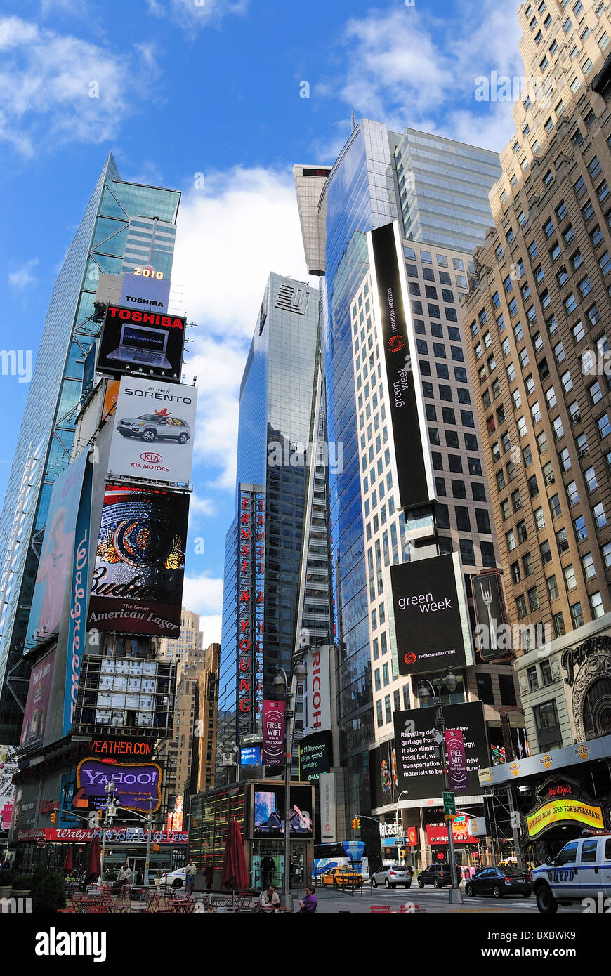 Grattacieli con i cartelloni pubblicitari in corrispondenza di una Times Square, sede dell'annuale di nuovi anni caduta sfera nella città di New York. Aprile 18, 2010. Foto Stock