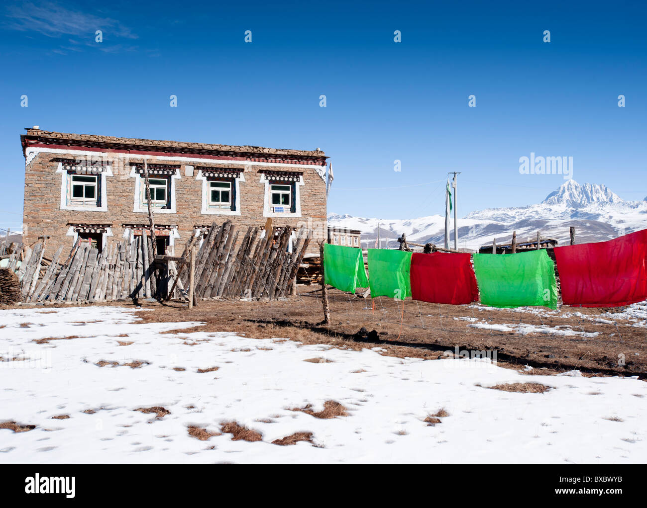 Tradizionale casa tibetana con asciugatura, Tagong, Sichuan, in Cina Foto Stock