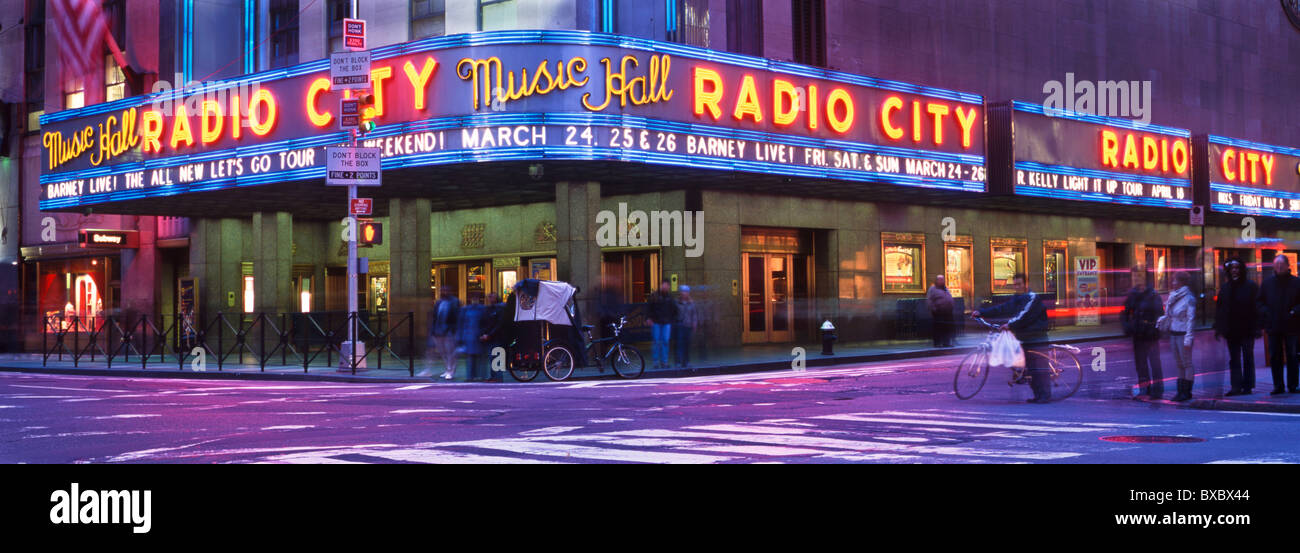 Panoramica della Radio City Music Hall di notte. Foto Stock