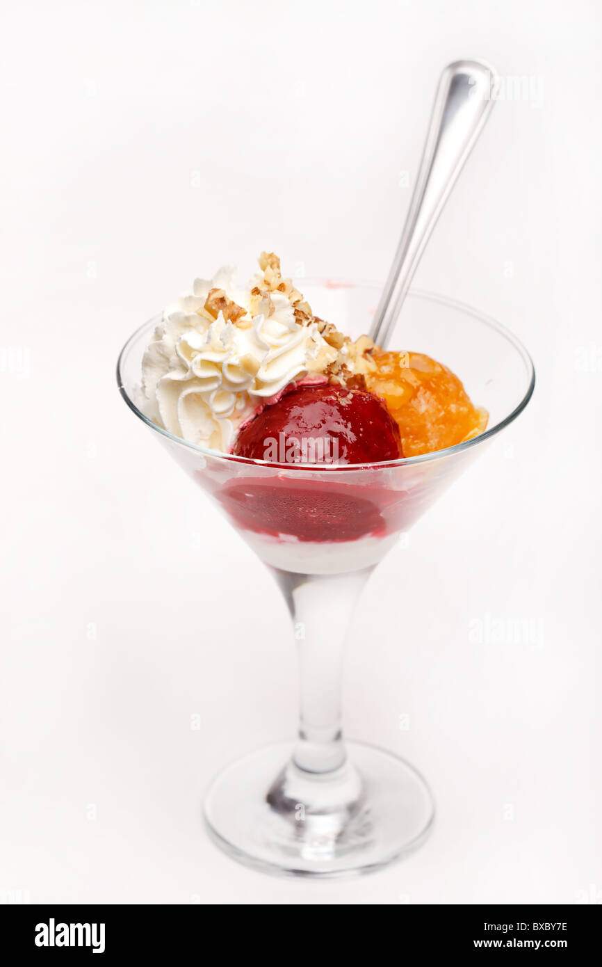 Il sorbetto di frutta con gelato alla vaniglia Foto Stock