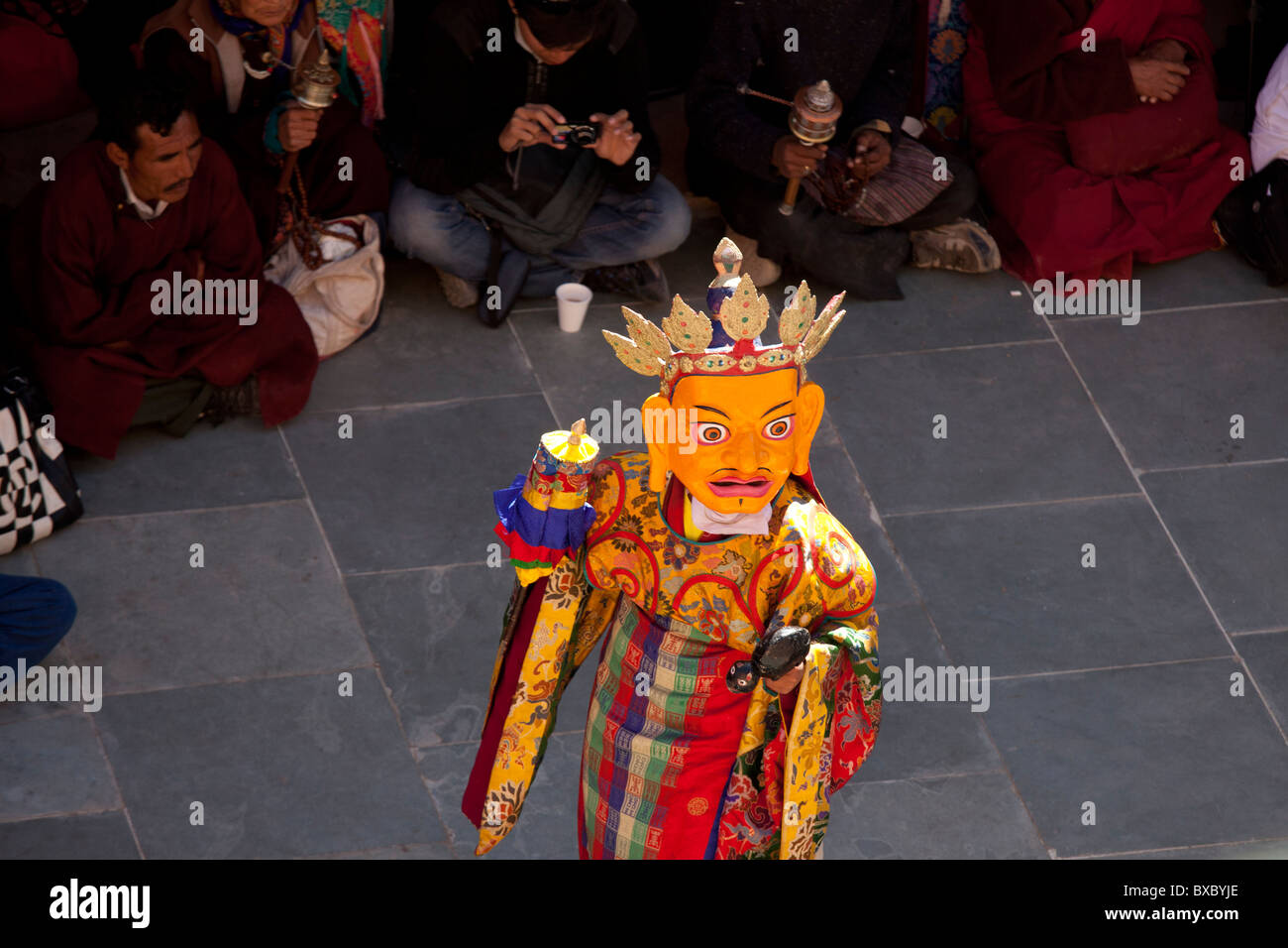 Maschera buddista ballerini eseguono durante la Thiksey Gustor festival in Ladakh. Foto Stock