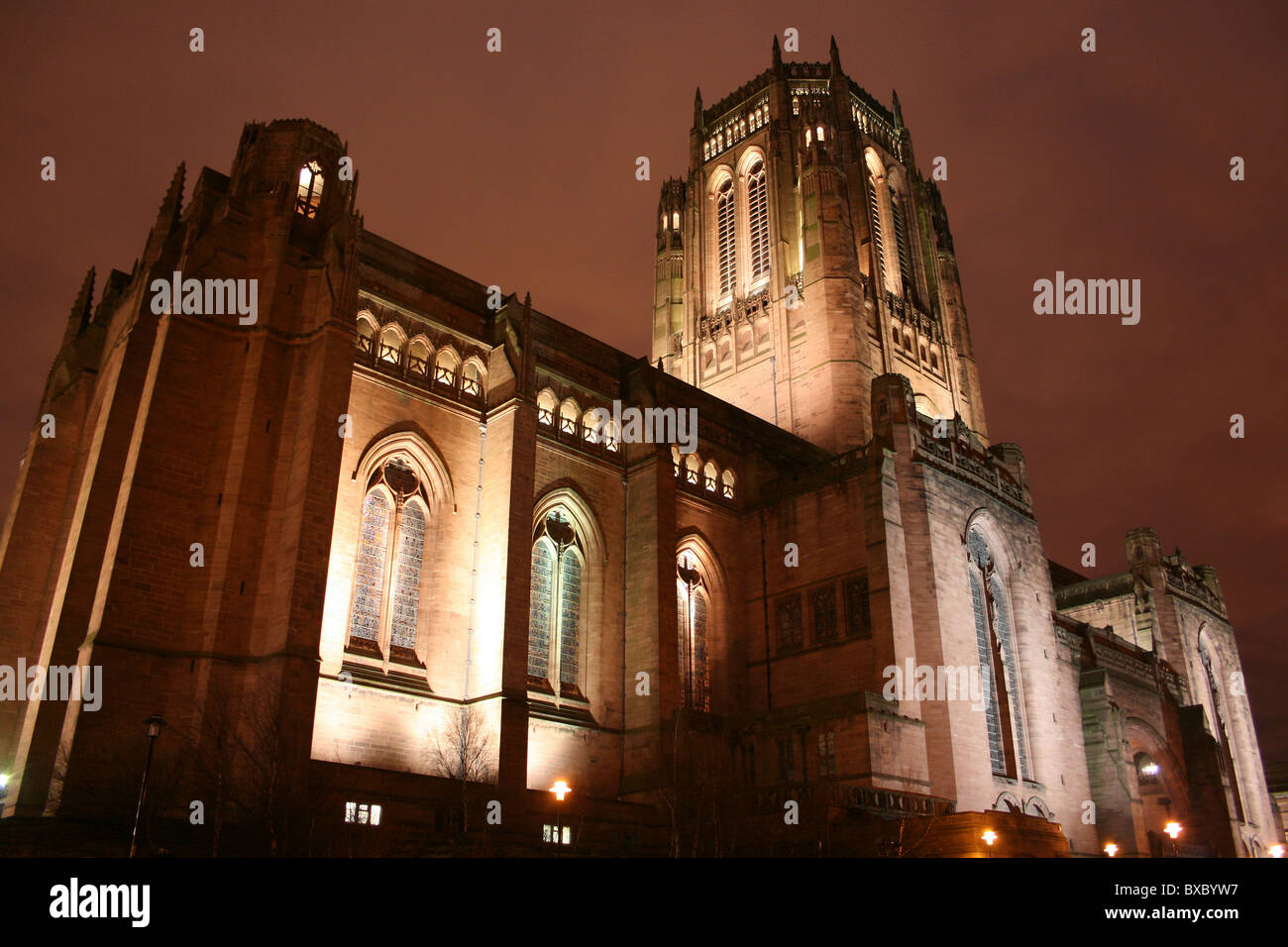 Liverpool Cattedrale Anglicana illuminazione notturna, Merseyside England, Regno Unito Foto Stock