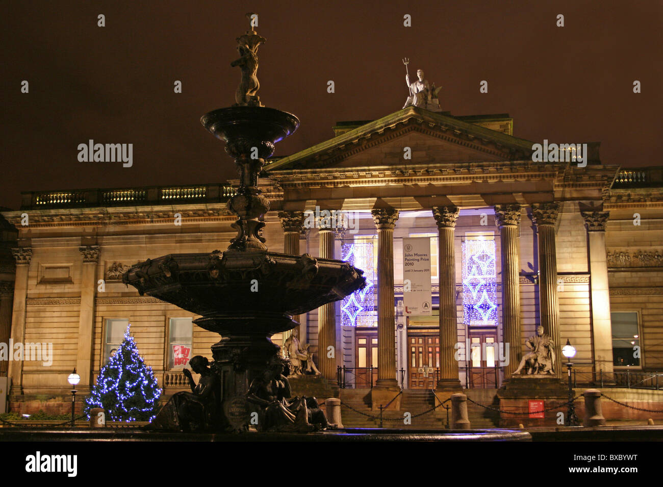 Liverpool Walker Art Gallery e una fontana a Natale, Merseyside England, Regno Unito Foto Stock