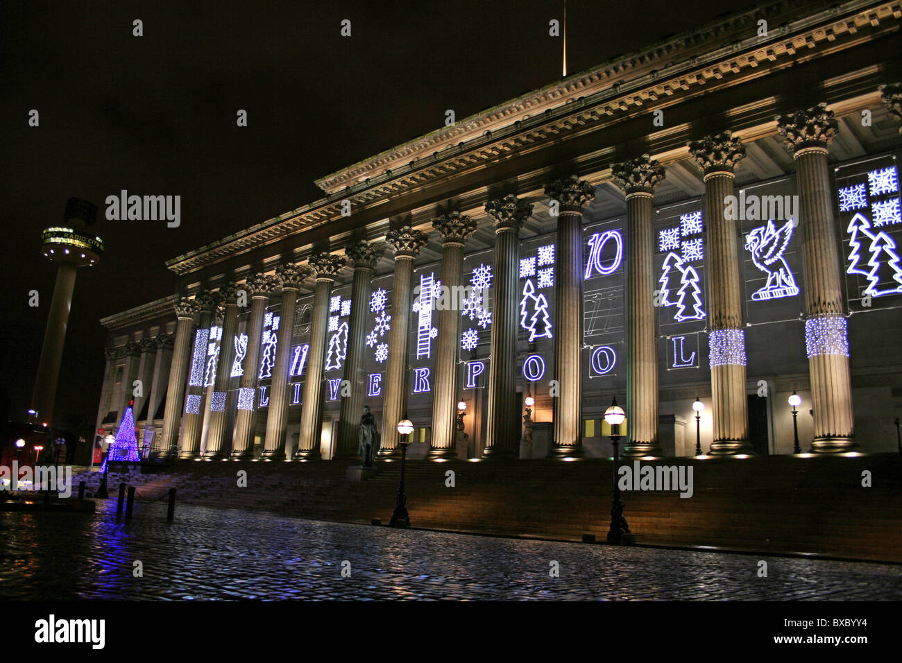 Di Liverpool St George's Hall illuminata con decorazioni di Natale, Liverpool, Merseyside, Regno Unito Foto Stock