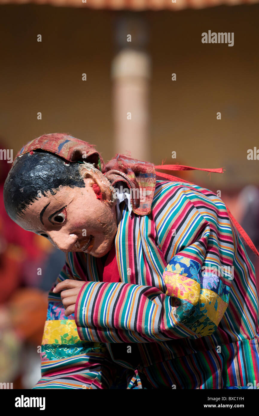 Maschera buddista ballerini eseguono durante la Thiksey Gustor festival in Ladakh. Foto Stock