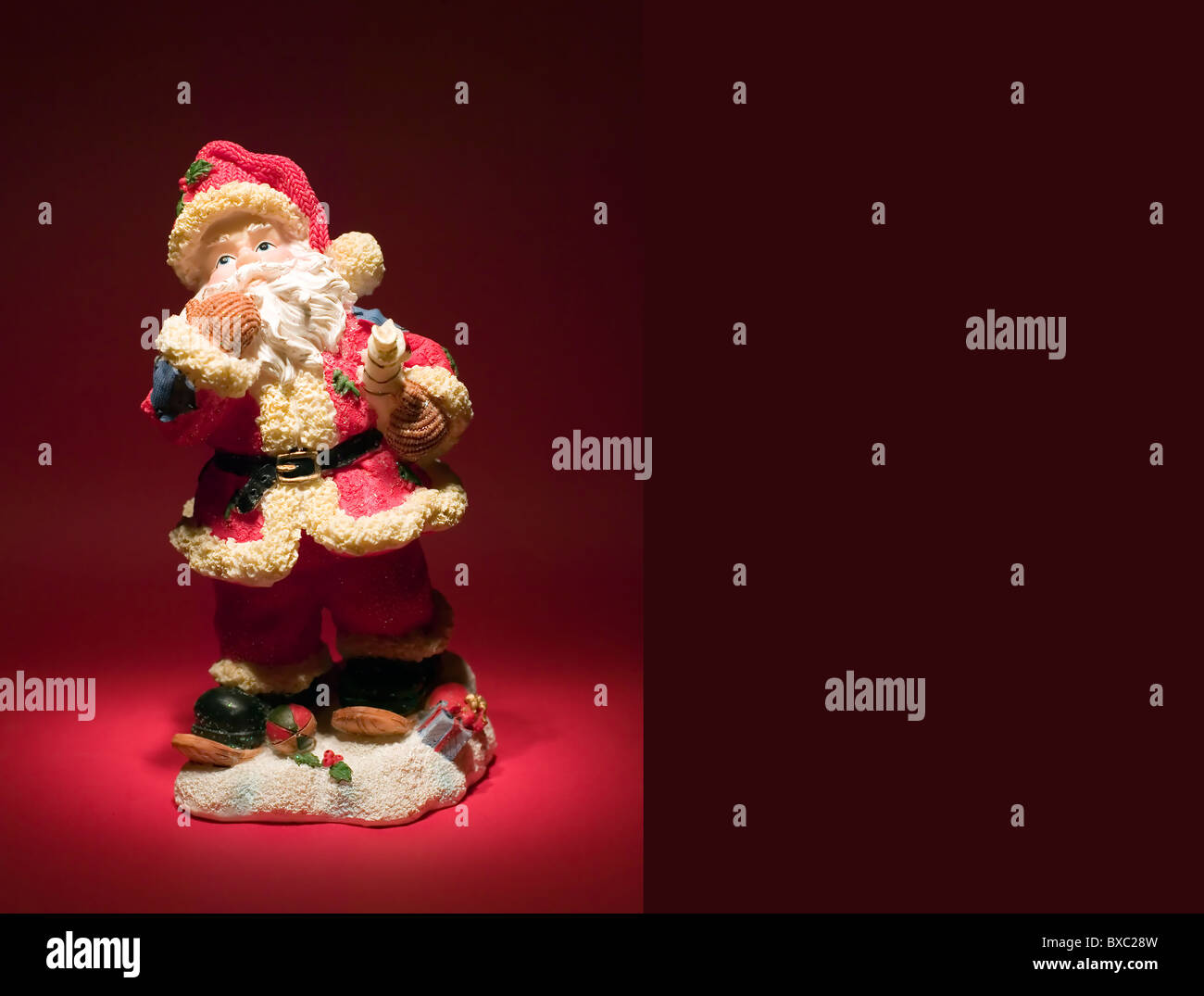 Una figura di santa claus su sfondo rosso Foto Stock