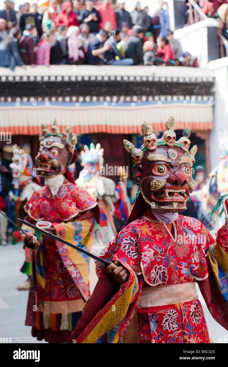 Maschera buddista ballerini eseguono durante la Thiksey Gustor festival in Ladakh. Foto Stock