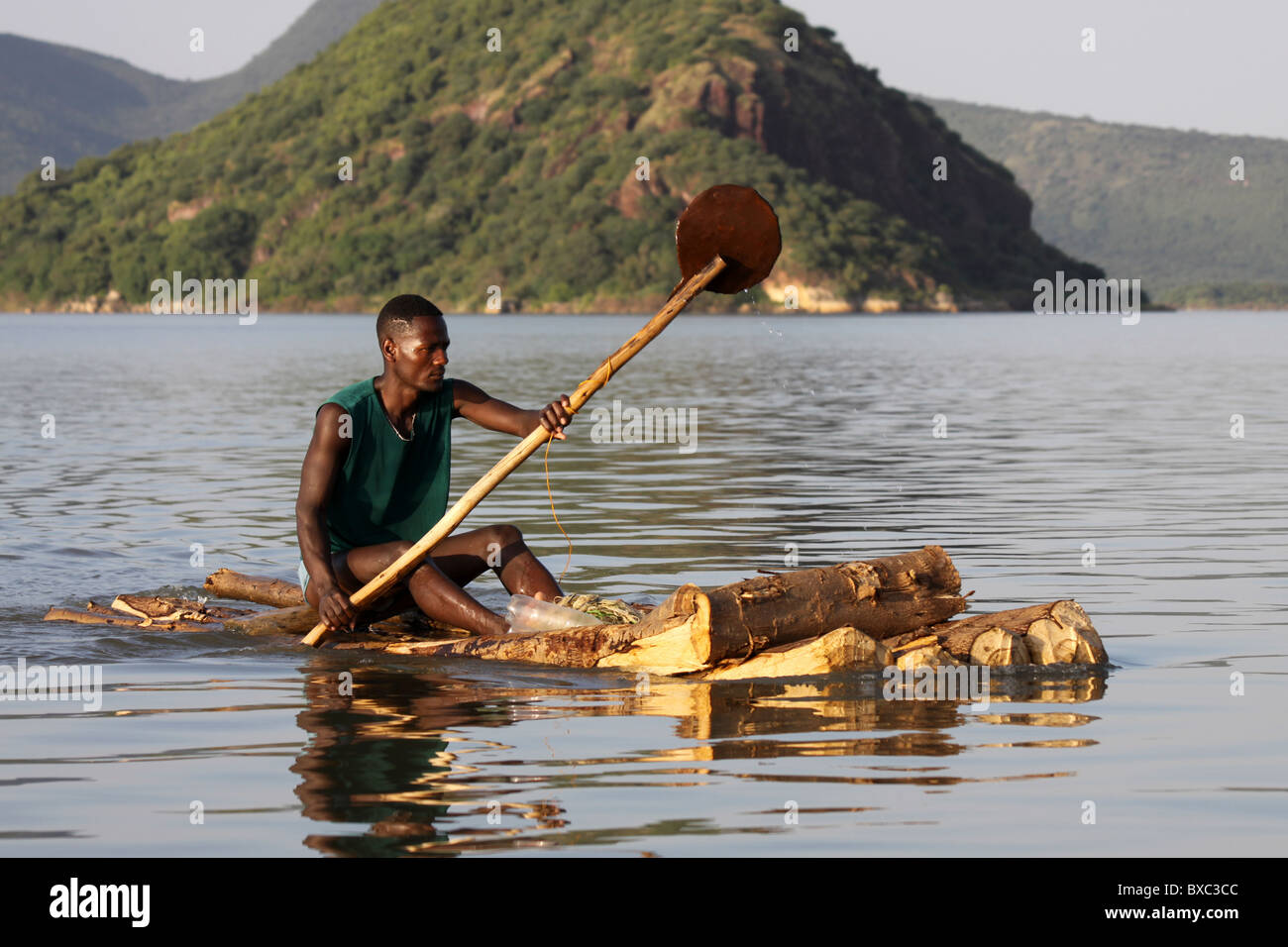 Fisherman Paddling sua zattera, Lago Chamo, Etiopia Foto Stock