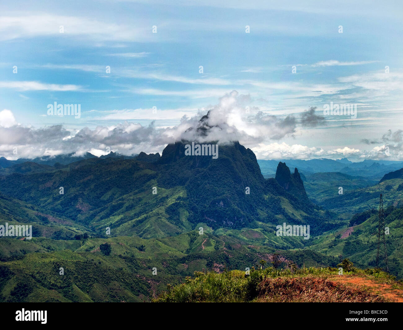 Montagne nord Laos Route 13 vicino Kasi Foto Stock