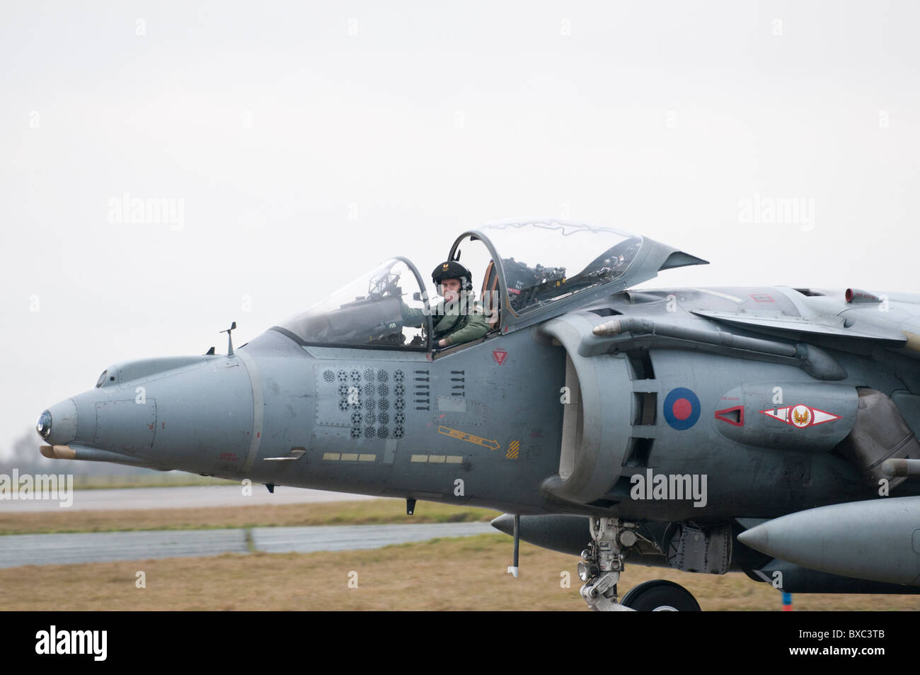 BAe Harrier GR.9 ZD433 riconosce pilota gli spettatori come egli taxi il suo getto torna alla stampella per l'ultima volta. Foto Stock
