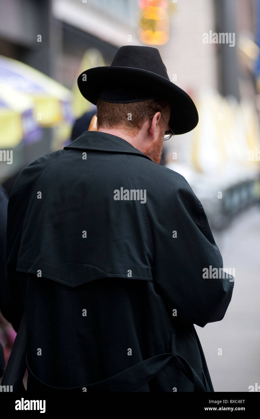 Vista posteriore di un uomo che indossa un cappello a Manhattan, New York City, U.S.A. Foto Stock