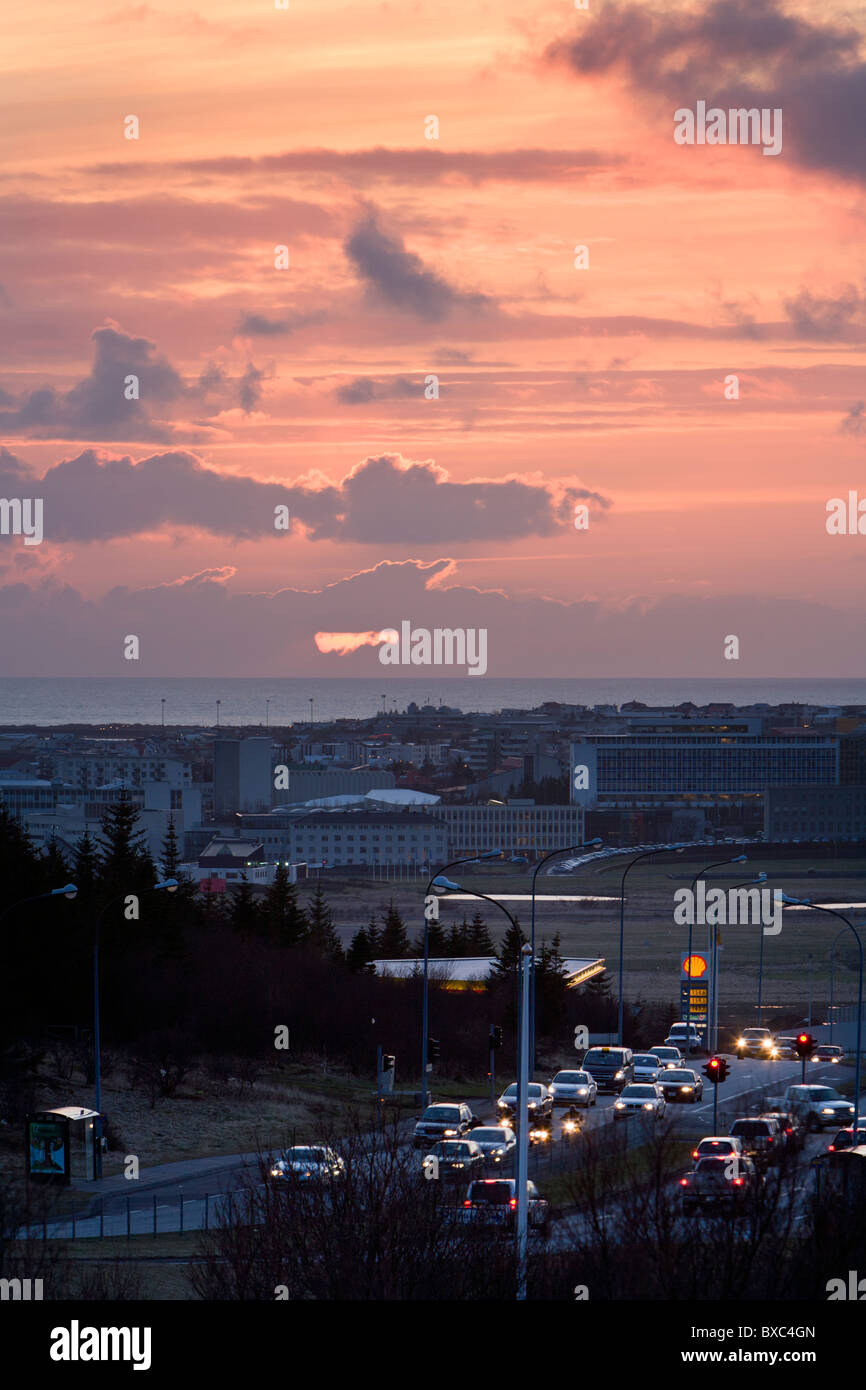 Cars driving alle 9 di sera, al tramonto del sole. Reykjavik Islanda Foto Stock
