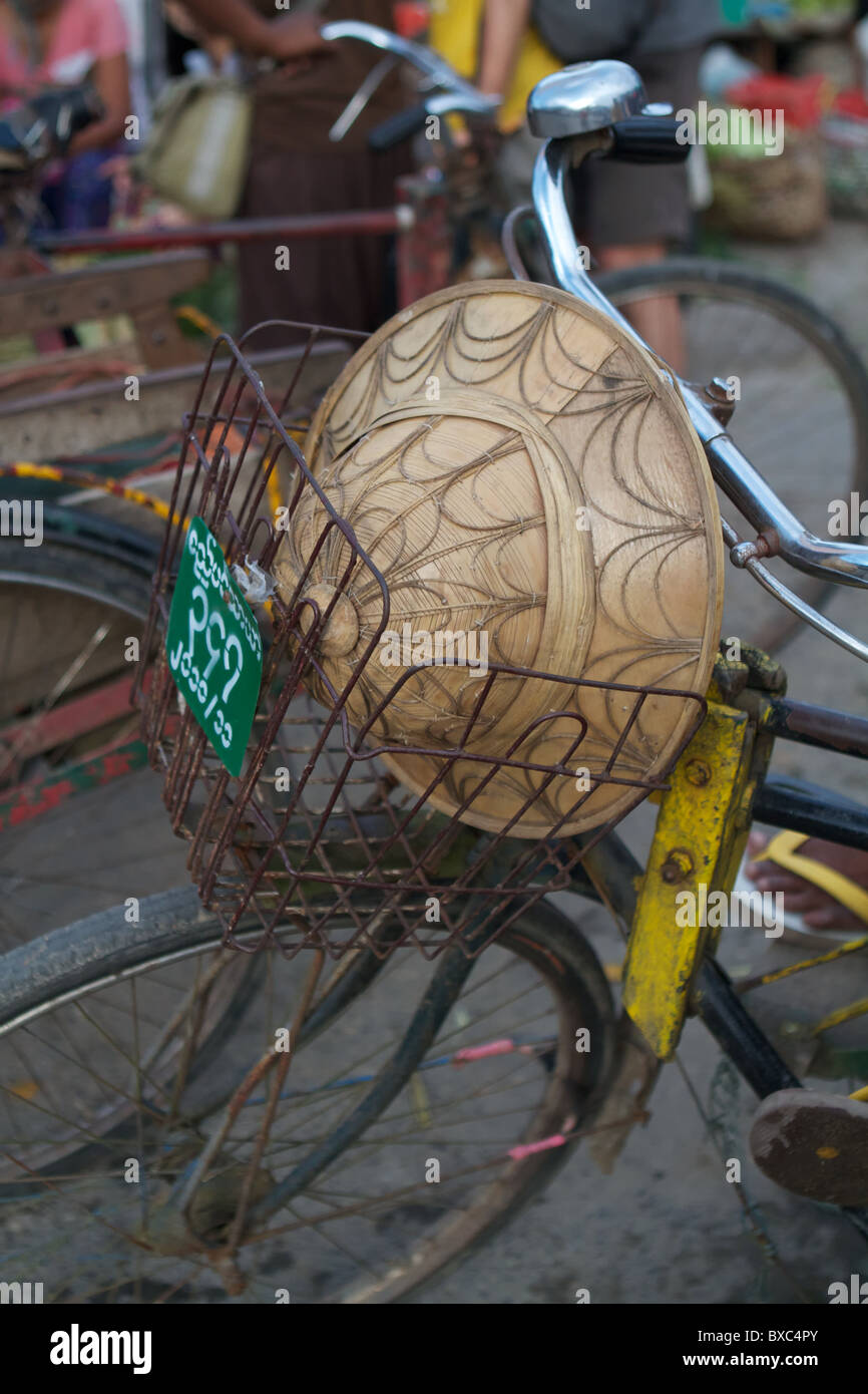 Cappello birmano in un caso di bicicletta Foto Stock
