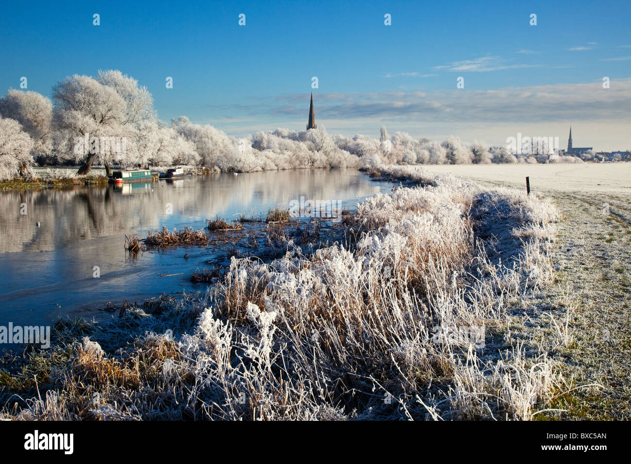 Trasformata per forte gradiente gelo invernale sul fiume Ouse molto fredda mattina trasformata per forte gradiente la brina su alberi acqua, St Ives Cambridgeshire England Regno Unito Foto Stock