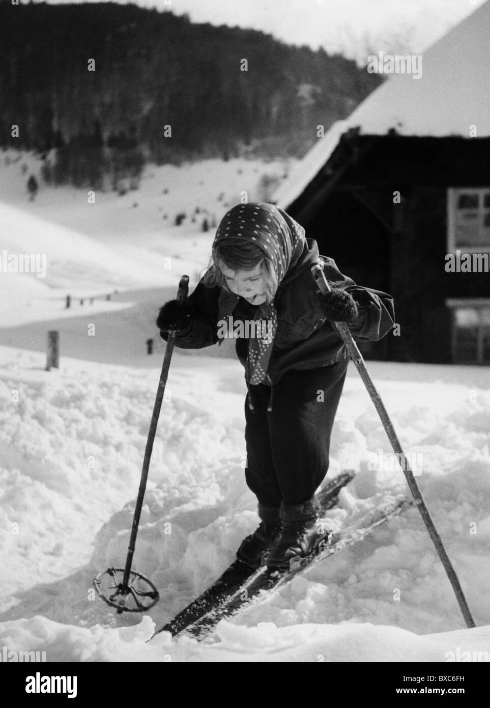 Sport, sport invernali, sci, bambina durante i suoi primi passi da sci, anni 50, , diritti aggiuntivi-clearences-non disponibile Foto Stock