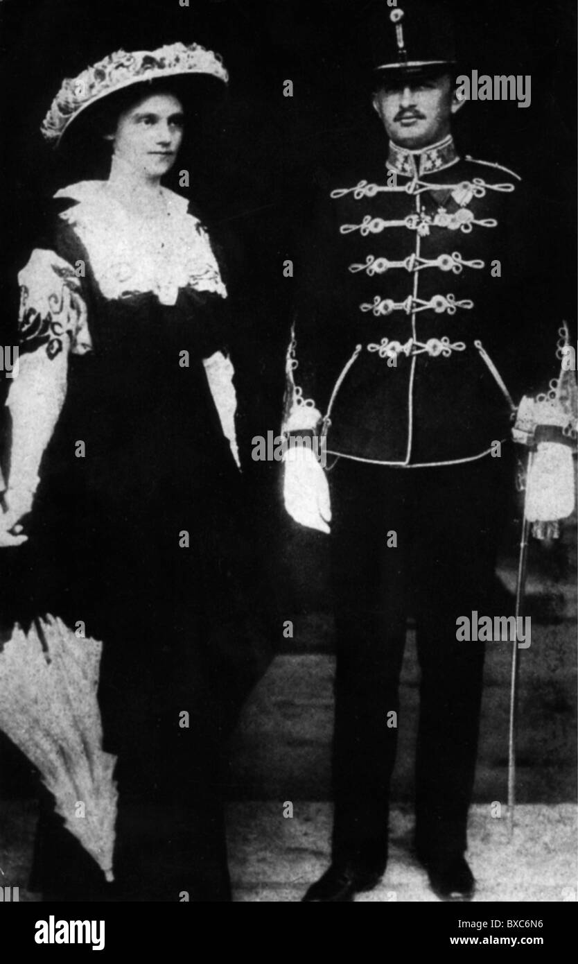 Carlo i, 17.8.1887 - 1.4.1922, Imperatore d'Austria 21.11.1916 - 11.11.1918, a tutta lunghezza, con moglie Zita, circa 1915, Foto Stock