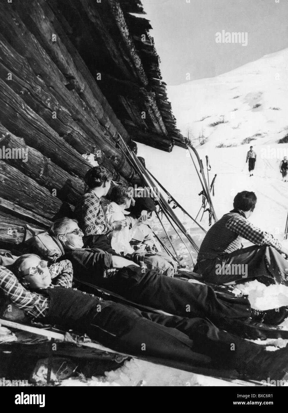 Sport, sport invernali, sci, sciatori accanto al rifugio da sci al sole, anni 50, , diritti aggiuntivi-clearences-non disponibile Foto Stock