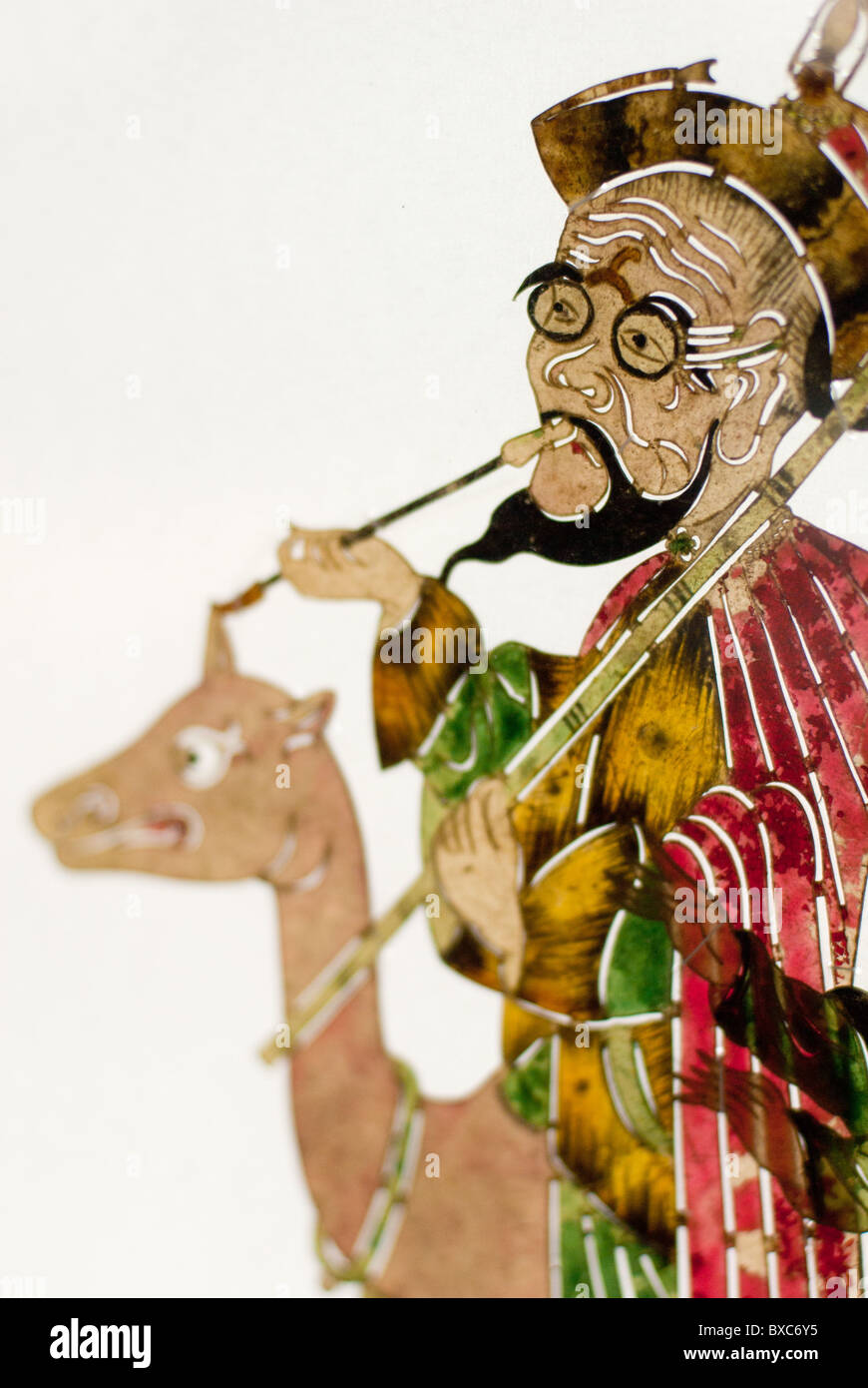 Dettaglio di un vecchio (a metà del XIX secolo, fine della dinastia Qing) cuoio puppet per la shadow Puppet Theatre Foto Stock