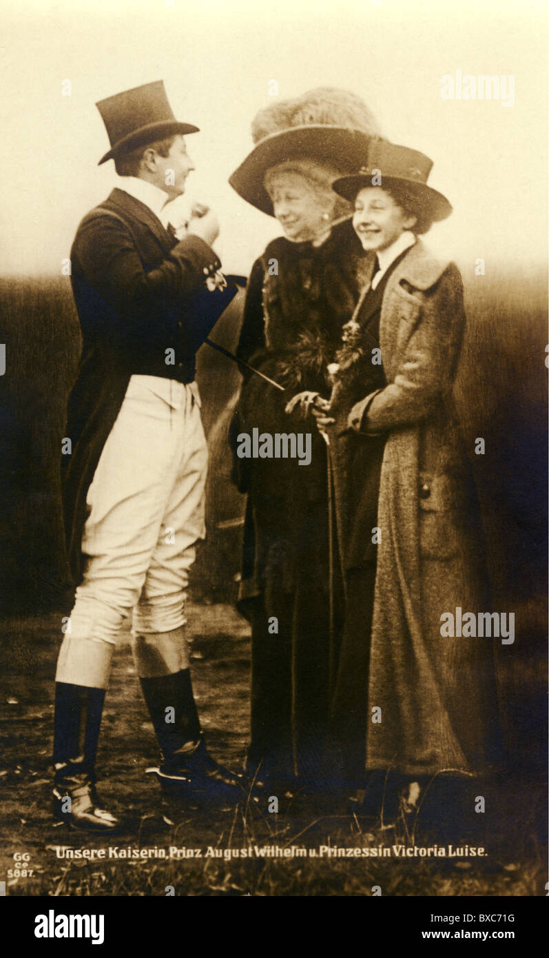 Augusta Victoria, 22.10.1858 - 11.4.1921, Empress tedesco 15.6.1888 - 9.11.1918, con figlio August Wilhelm e figlia Viktoria Luise, portcard, circa 1910, Foto Stock
